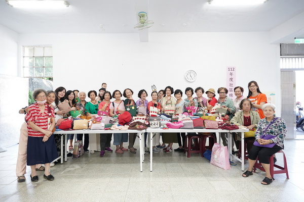 公 編織課中媽媽們展出上百件編織品顯示社區豐沛的能量