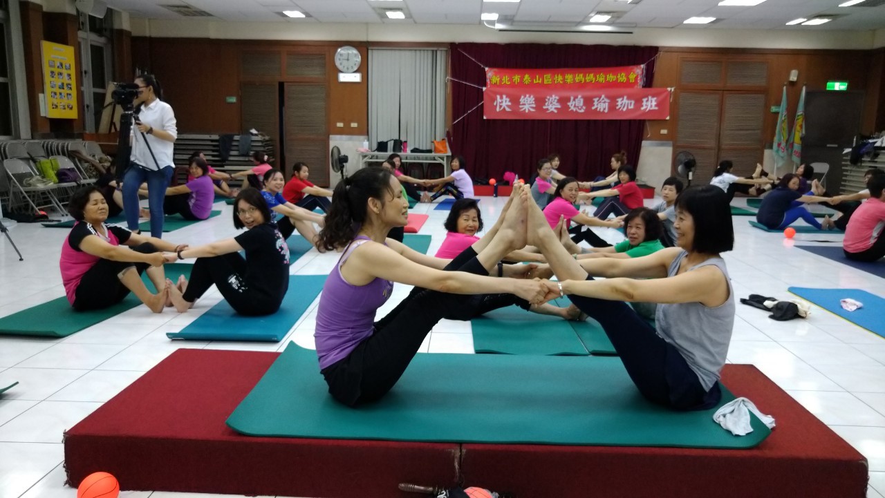 泰山區瑜珈老師示範雙人瑜珈術鍛練腹部肌群及平衡