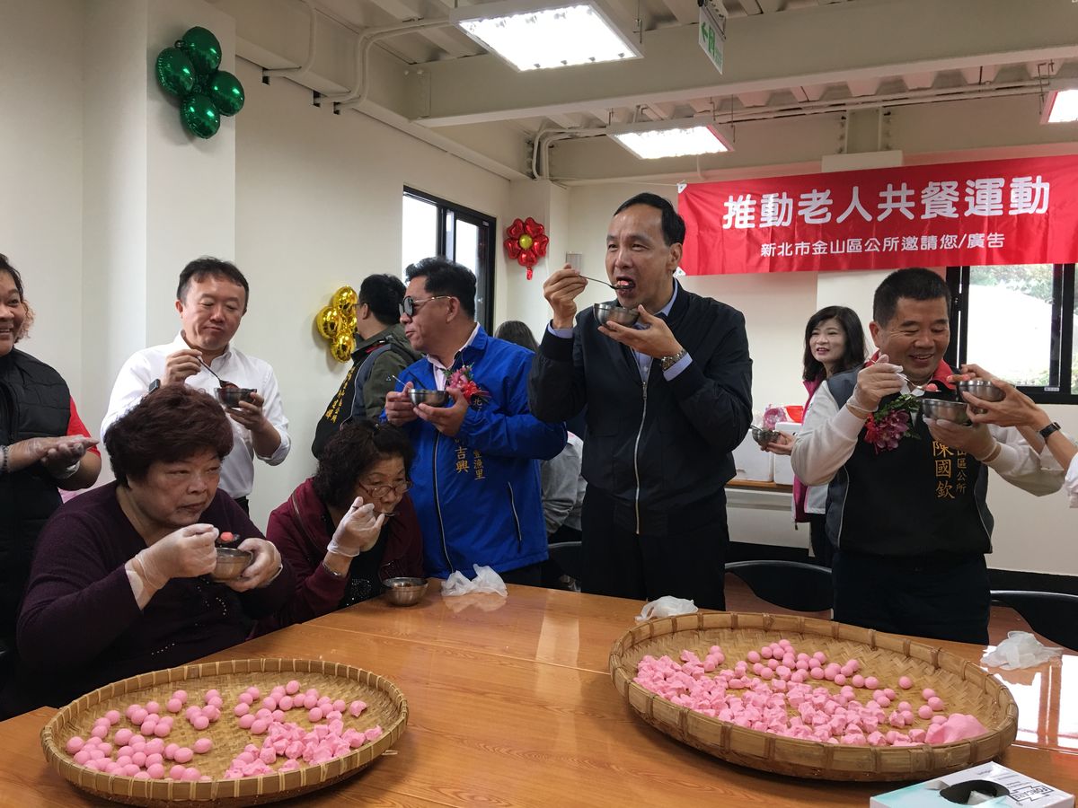 市長朱立倫與里長共同剪綵啟用市長並與在地鄉親一同享用熱呼呼的湯圓歡喜入厝