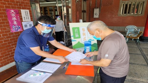 110年8月13日上午黃金博物館社區參與式預算提案投票金瓜石社區3件提案投片居民領取選