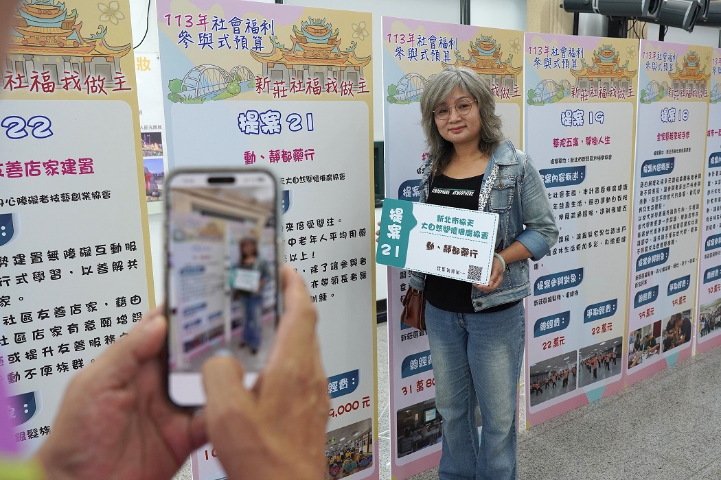1131001團體提案代表紛紛在各自的提案看板前合影留念 0