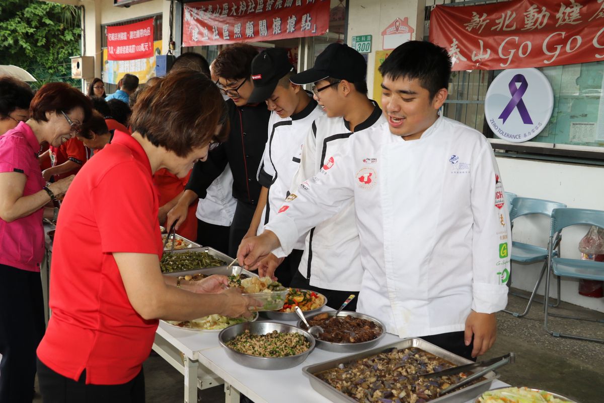 泰山明志技術學院餐飲系師生擔任義廚右為張廷維同學獲得泰國挑戰賽2面銅牌也一起幫長打菜