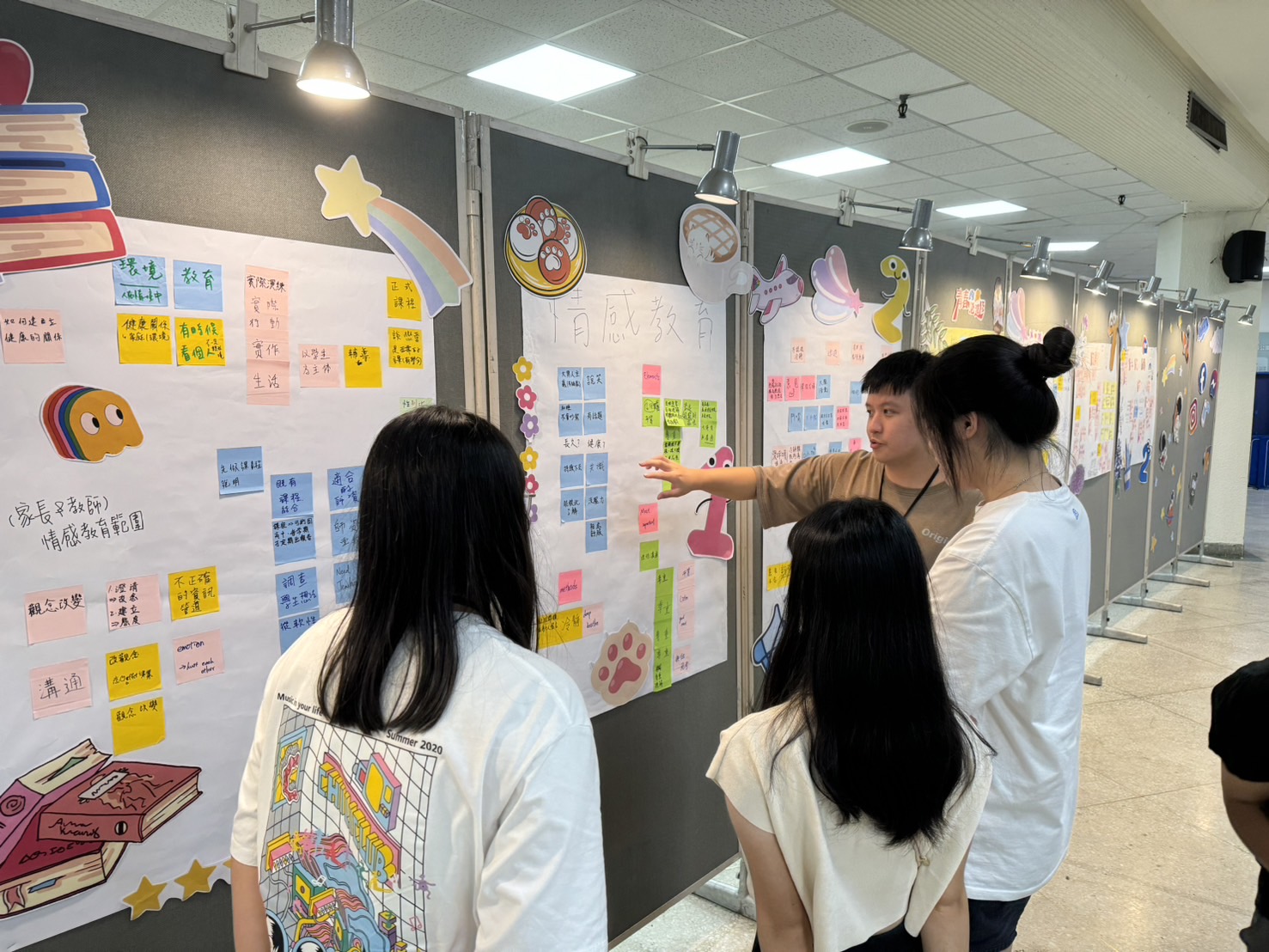 經過日前辦理的青少年審議工作坊青少年產出討論成果海報展示於論壇成果活動現場展示牆