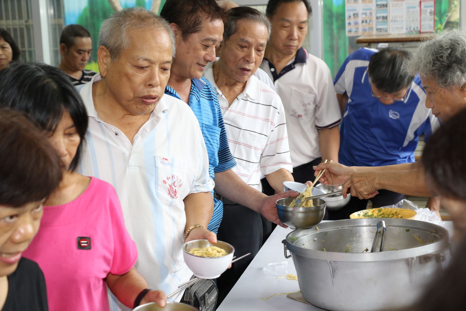 泰山1080808貴和社區以牛肉麵共餐讓老爸們大快朵頤